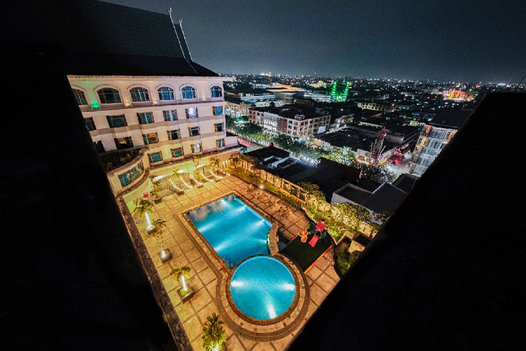 Exterior & Views 12
