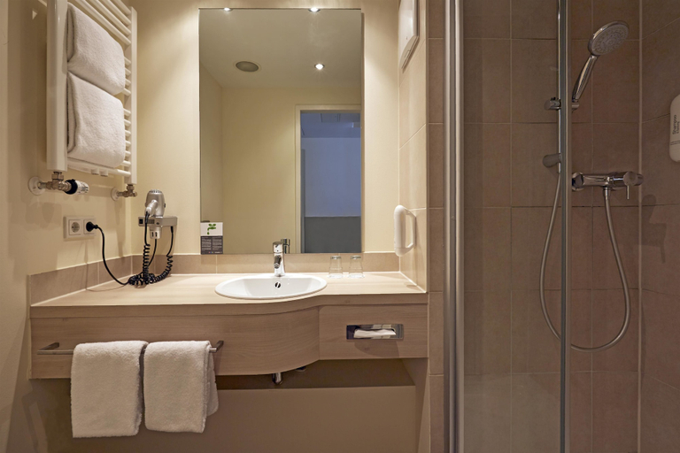 Bathroom 5, H+ Hotel München, München