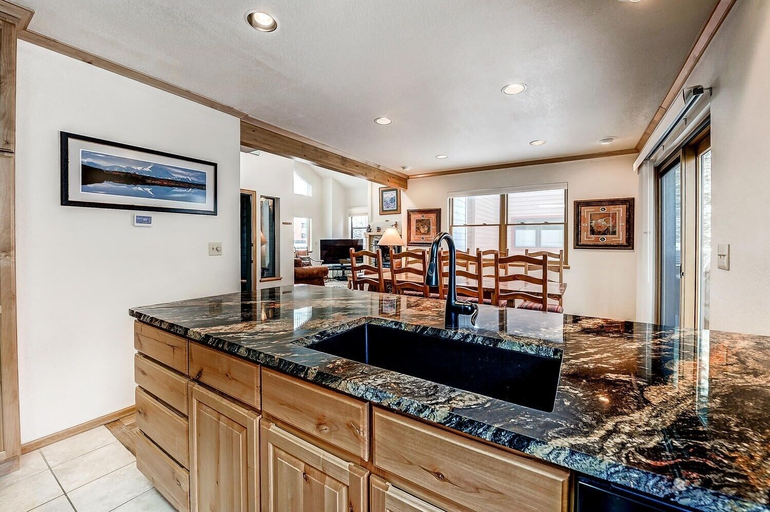 Private kitchen 4, Mountainside House 673 4 Bedroom Home by RedAwning, Summit