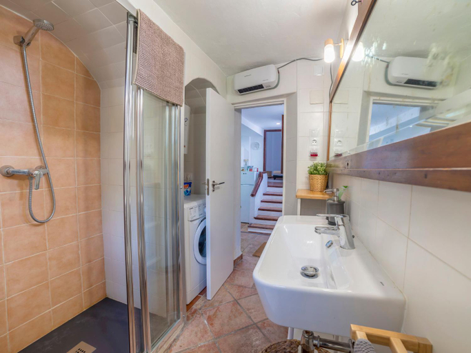 Bathroom 3, Holiday Home Cueva de Lindaraja by Interhome, Granada