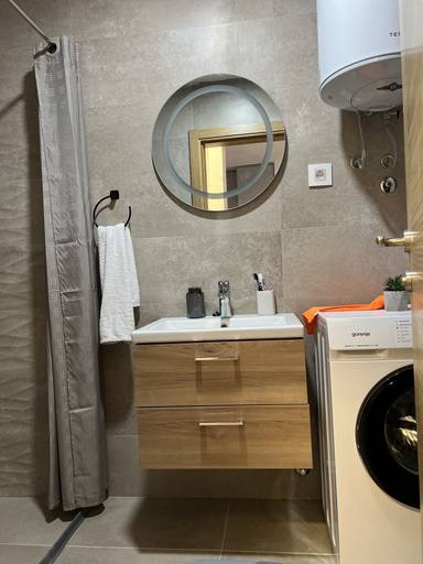 Bathroom 4, Adriatico