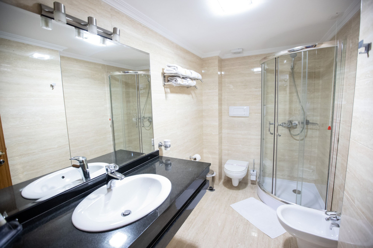 Bathroom 4, Hotel Jaroal, Sarandës