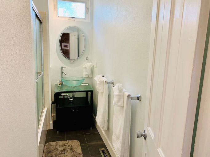 Bathroom 3, The Cottage! Chic Bungalow Near Old Town Square!, Larimer