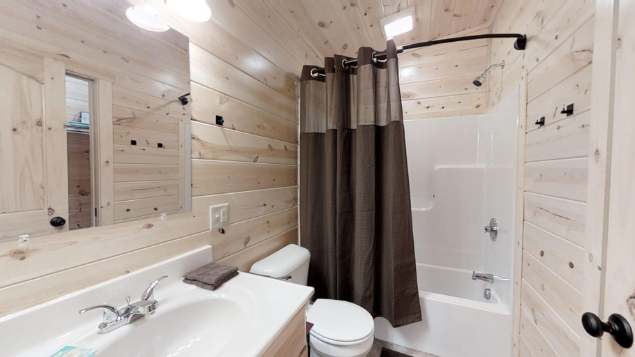 Bathroom 3, Fox's Den, Sevier