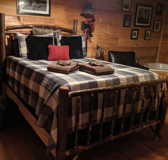 Bedroom 3, Elk Feathers, Sevier