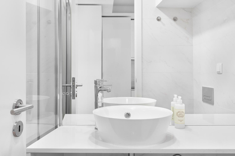 JOIVY Principe Real 2BR Apt with Terrace nearby Botanical Garden of Lisbon, Lisboa