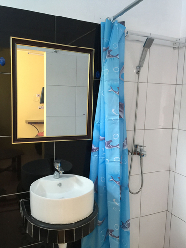 Bathroom 4, Bob Apartments