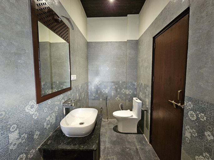 Bathroom 3, Apla Wada, Satara