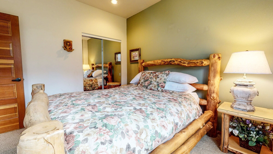 Room 5, Snowcreek V #757 5 Bedroom Condo by RedAwning, Mono