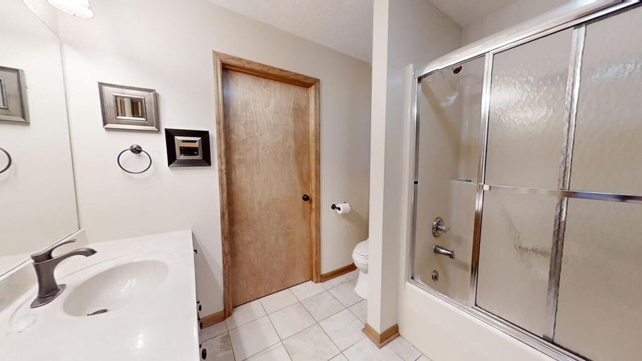 Bathroom 3, Little Little, Sevier