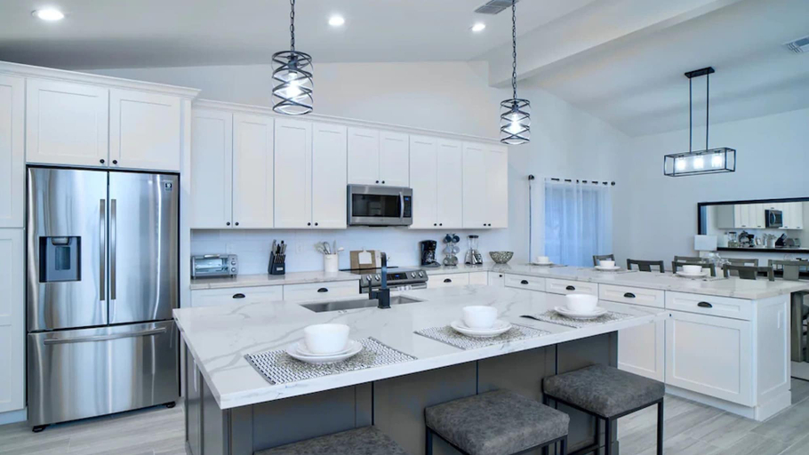 Private kitchen 5, Beautiful 5-bdrm Vacation Home W/heated Pool !, Maricopa