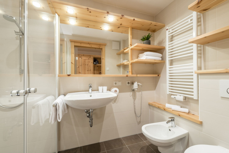 Bathroom 4, Hotel Jonathan, Bolzano