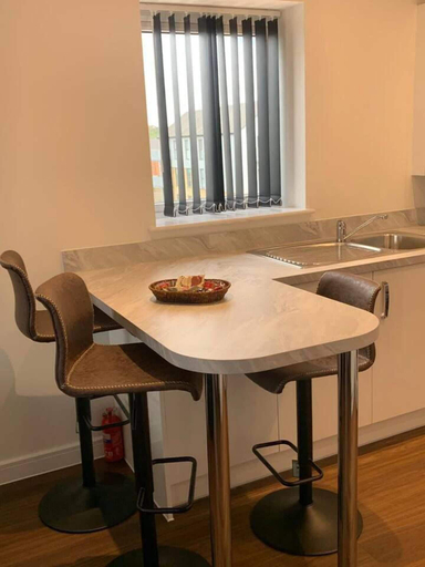 Others 5, Stunning 2-bed Apartment in Grays, Thurrock