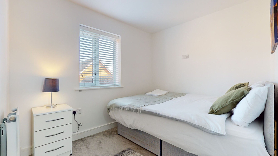Others 5, Tms Lovely 5-bed House in Stanford-le-hope, Thurrock