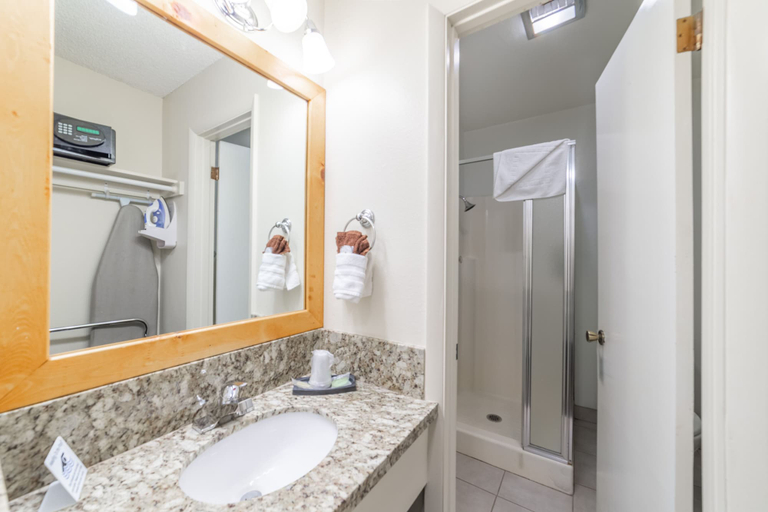 Bathroom 3, Alpenhof Lodge, Mono