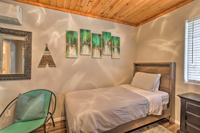 Bedroom 2, Remodeled Crestline Retreat: Walk to Lake Gregory!, San Bernardino