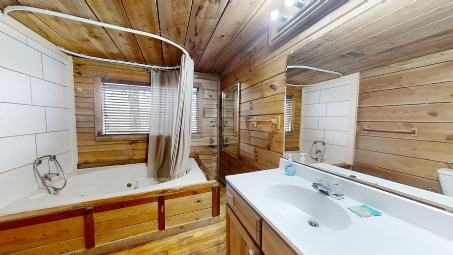 Bathroom 3, Evie's Mountain Castle, Blount