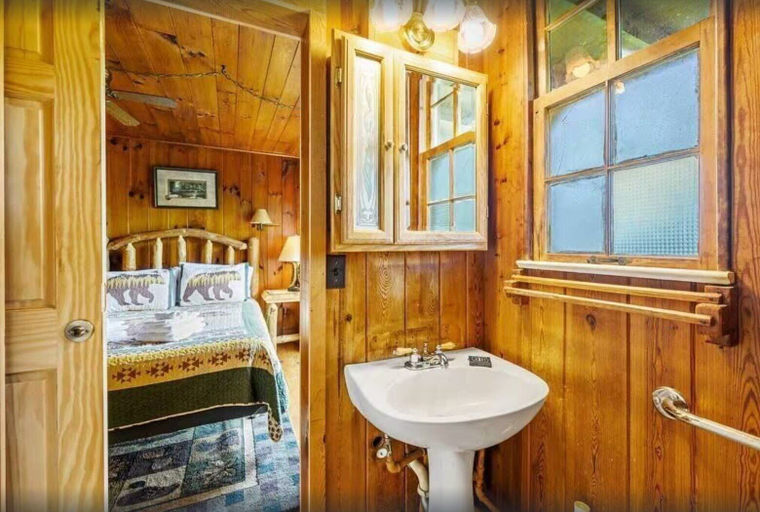 Bathroom 3, Little Greenbriar Lodge, Sevier