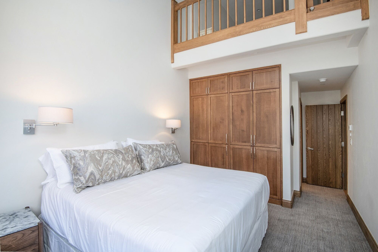 Room 5, Highlands Westview 300 3 Bedroom Condo by RedAwning, Eagle