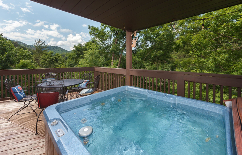 Sport & Beauty 4, Livin On Mountain Time 4 Bedroom Cabin by RedAwning, Sevier
