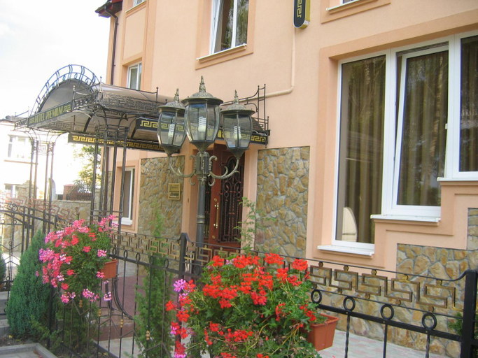 Exterior & Views