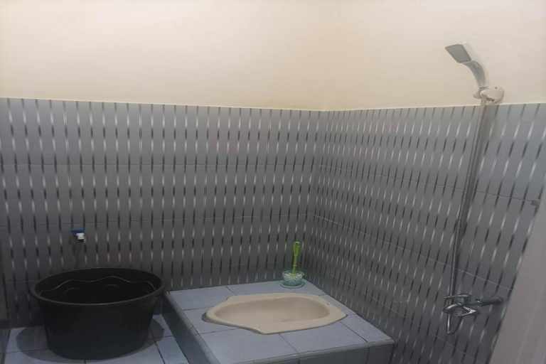 Bathroom 4, Hotel O Ayna Kost Syariah, Indramayu