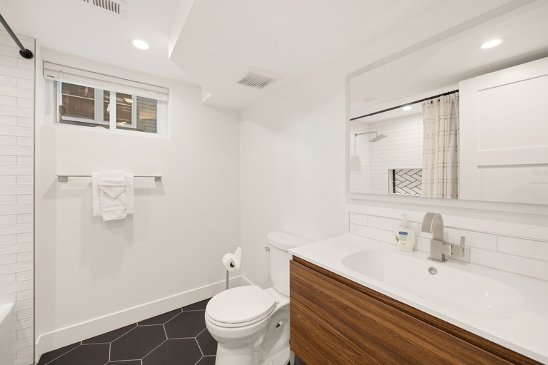 Bathroom 4, Elegant Old Town Charm – Walk to Csu and Downtown, Larimer