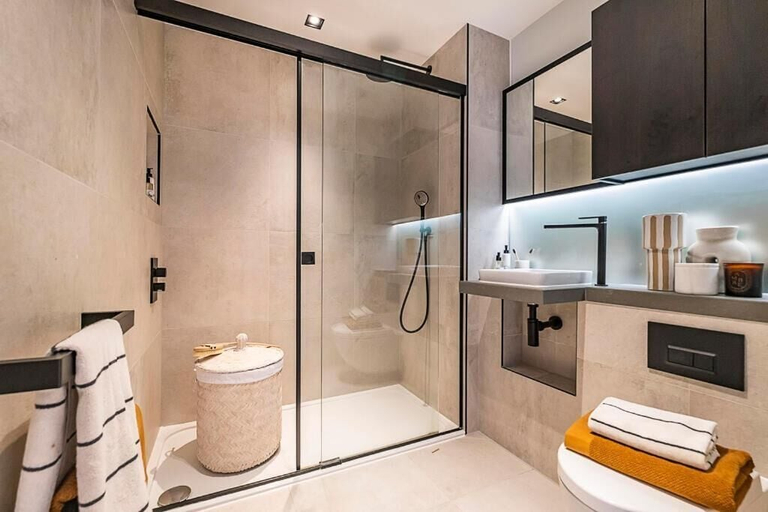 Others 3, Luxury apartment in central London with private balcony, London