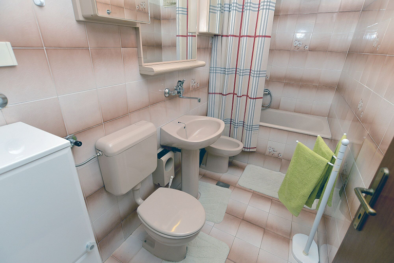 Bathroom 3, Apartment 650, Labin