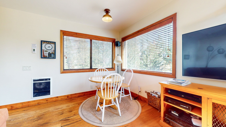 Dining 4, Rainbow Villas 1 Charming Boutique complex, Dual Master Suites, Forest Mountain Views by RedAwning, Mono