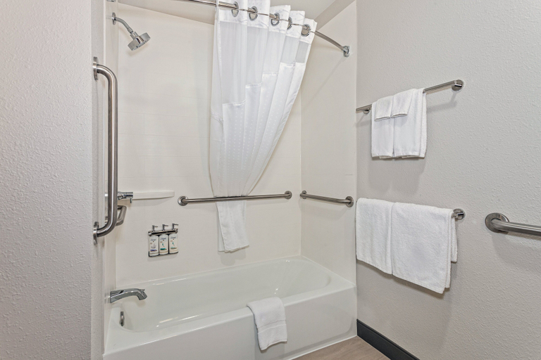 Bathroom 4, Holiday Inn Express & Suites CHICAGO-ALGONQUIN by IHG, McHenry