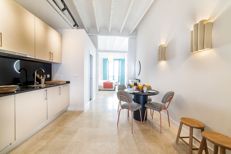 Others 5, Slow Suites Salvador, Sevilla