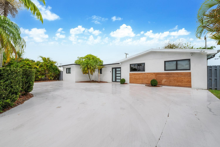 Luxe 5BR Pool Jacuzzi Basketball L17, Miami-Dade