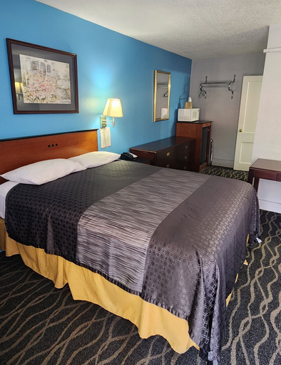 Bedroom 5, Alamo Motel, Taylor