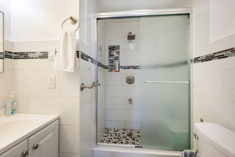 Bathroom 5, KLO Guest House, New York