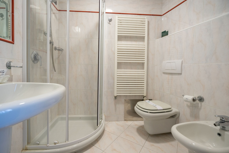 Bathroom 4, Hotel Bernardino, Lucca