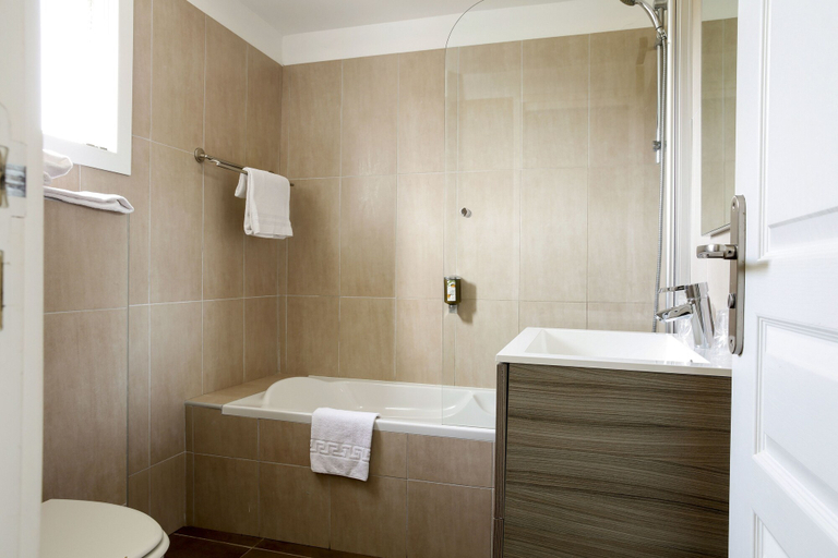 Bathroom 3, San Giovanni, Corse-du-Sud