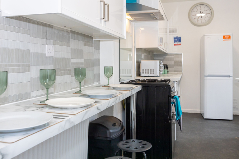 Others 3, Charming 4-bed Guest House in Salford, Manchester