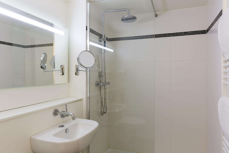 Bathroom 5, Kyriad Annecy Nord - Epagny, Haute-Savoie