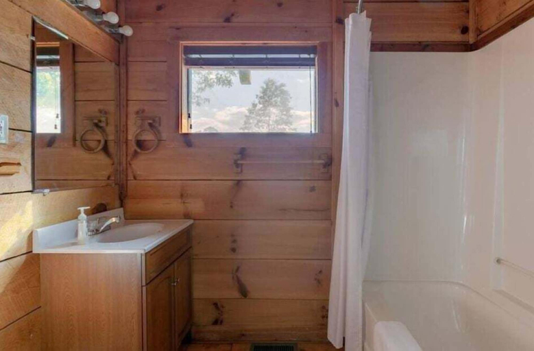 Bathroom 4, Adelaide's Den, Blount