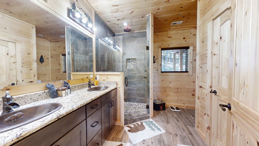 Bathroom 3, Lazy Bear Lodge, Blount