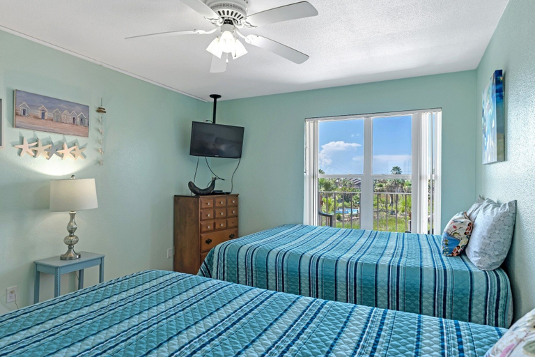 Room 3, Charming 1 Bedroom, 3 Minute Walk To The Beach Condo by RedAwning, Cameron