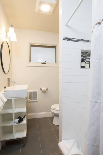Bathroom 3, Ocean Gate Inn, Lincoln