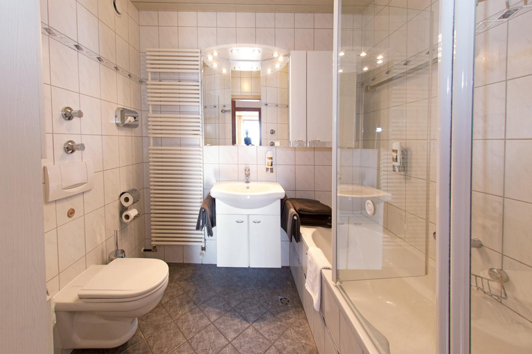 Bathroom 5, Hotel Lowen, Traunstein
