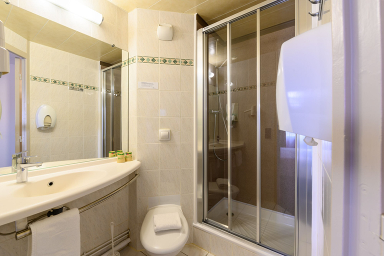 Bathroom 2, Brit Hotel Confort CAMBRAI, Nord