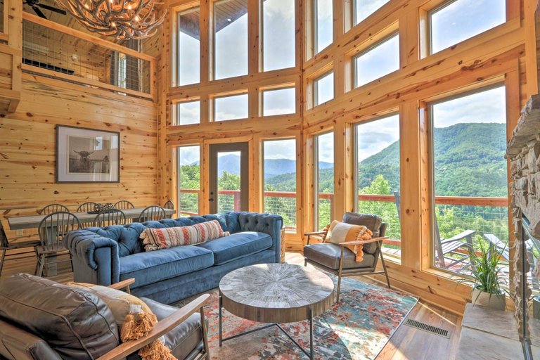Others 3, ‘Mountain Dew’ Cabin w/ Hot Tub & Scenic Views!, Sevier