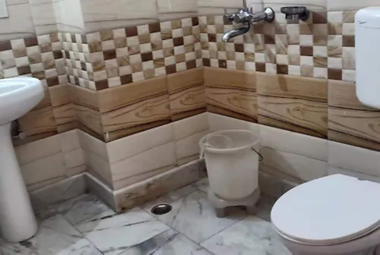 Bathroom, Goroomgo Shakuntala Katra, Reasi
