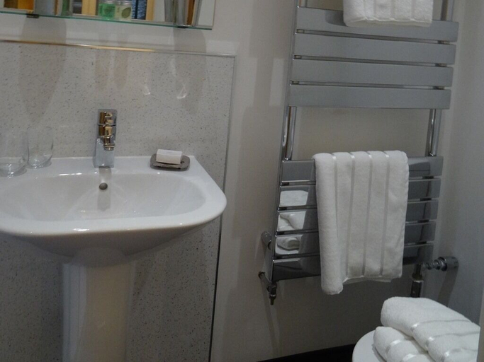 Bathroom 3, Awel Y Mor, Gwynedd