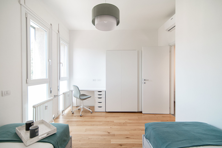 Room 3, Friends & Family Retreat, Como