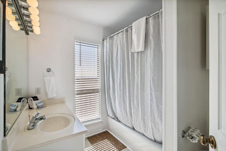 Bathroom 4, Sunshine Dreams, Galveston